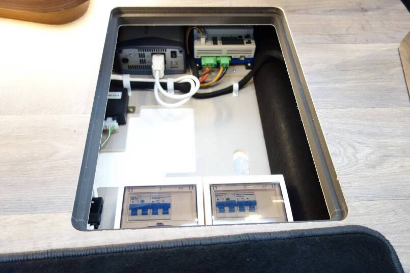 Hymer BMC I 580 9 G AUTOMAAT, Cristal-Zilver, bovenkastjes 41