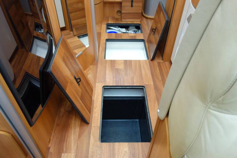 Hymer B 678  AUTOMAAT 3.0 177 pk Serra Grijs, grote garage, 2 aparte bedden 38