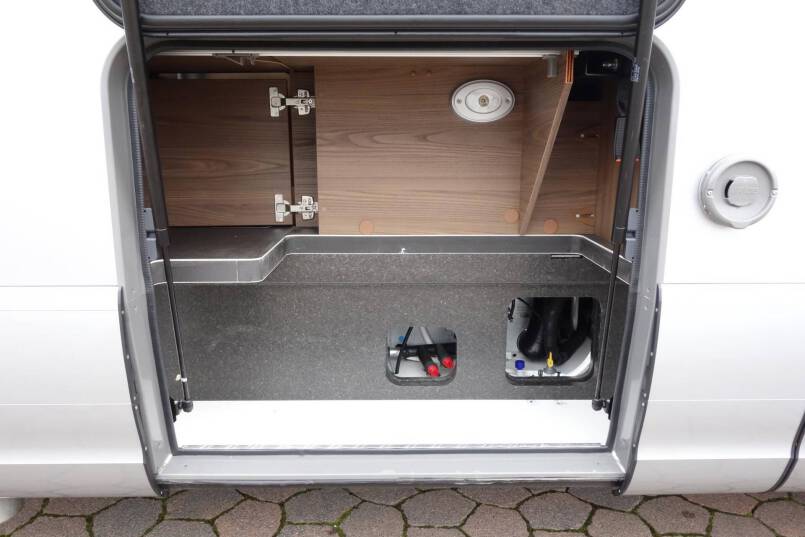 Hymer B-sl 674 SupremeLine AUTOMAAT, 180 pk, Crystal-Zilver metallic, 2 aparte bedden 16