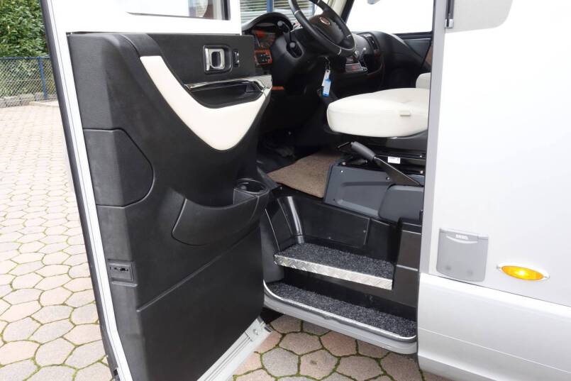 Hymer B-sl 674 SupremeLine AUTOMAAT, 180 pk, Crystal-Zilver metallic, 2 aparte bedden 18