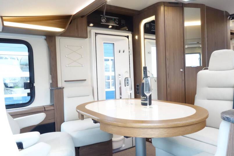 Hymer B-sl 674 SupremeLine AUTOMAAT, 180 pk, Crystal-Zilver metallic, 2 aparte bedden 26