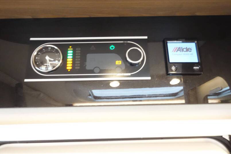 Hymer B-sl 674 SupremeLine AUTOMAAT, 180 pk, Crystal-Zilver metallic, 2 aparte bedden 28