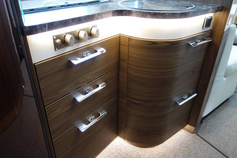 Hymer B-sl 674 SupremeLine AUTOMAAT, 180 pk, Crystal-Zilver metallic, 2 aparte bedden 31