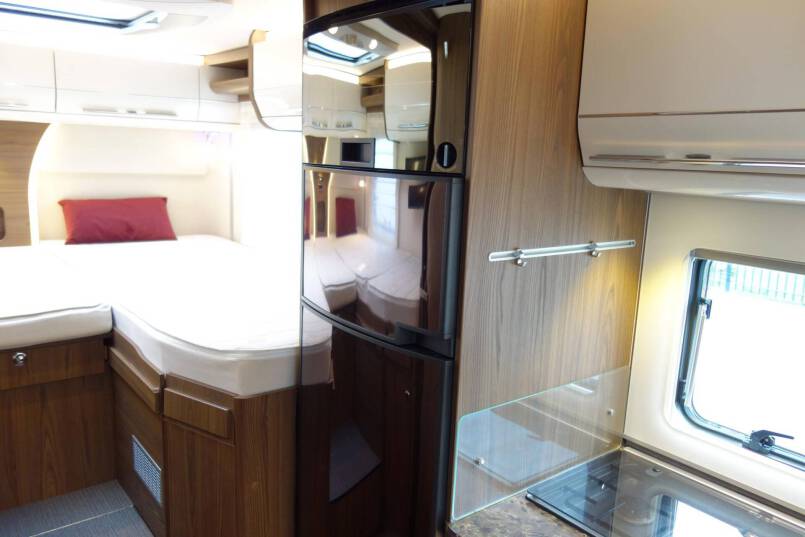 Hymer B-sl 674 SupremeLine AUTOMAAT, 180 pk, Crystal-Zilver metallic, 2 aparte bedden 34