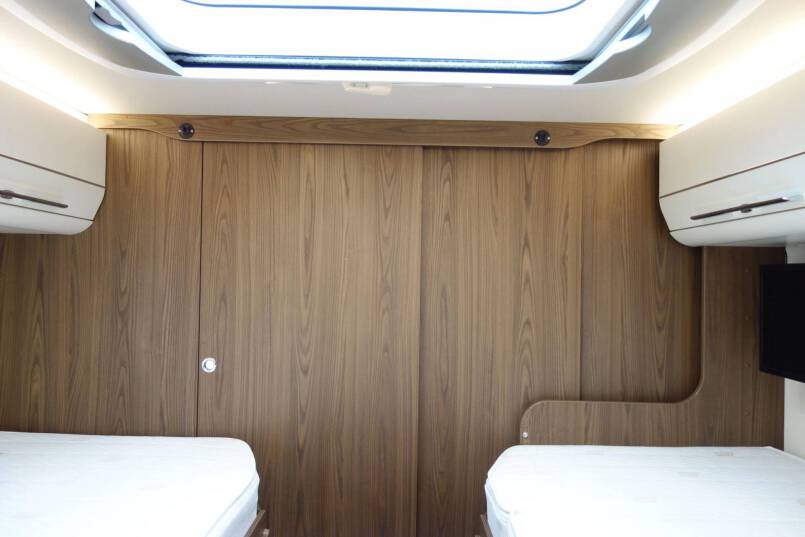 Hymer B-sl 674 SupremeLine AUTOMAAT, 180 pk, Crystal-Zilver metallic, 2 aparte bedden 39