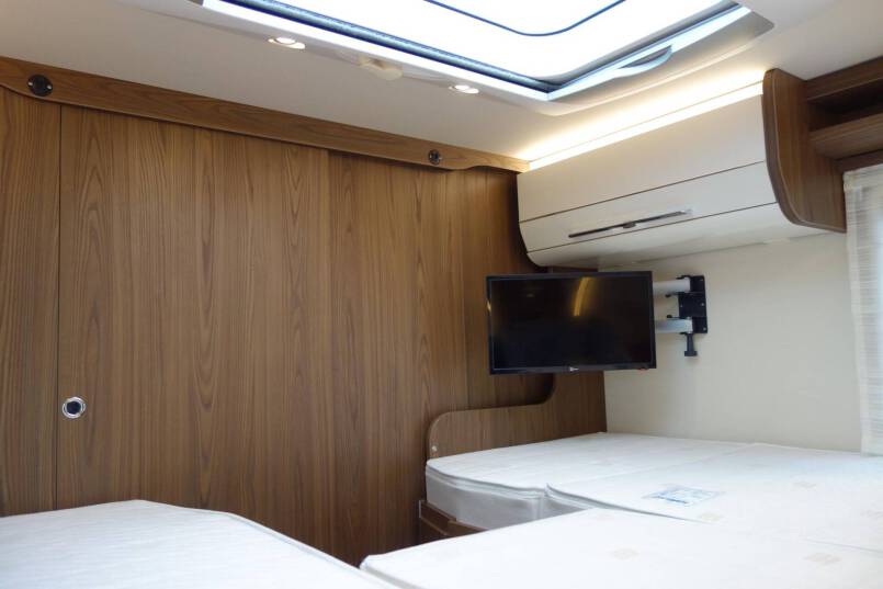 Hymer B-sl 674 SupremeLine AUTOMAAT, 180 pk, Crystal-Zilver metallic, 2 aparte bedden 40