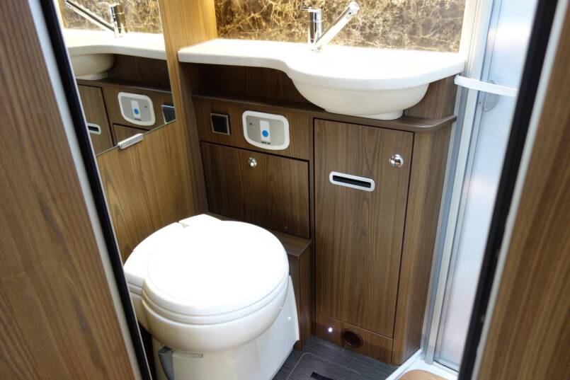 Hymer B-sl 674 SupremeLine AUTOMAAT, 180 pk, Crystal-Zilver metallic, 2 aparte bedden 42
