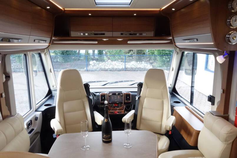 Hymer B 594 PL AUTOMAAT, 180 pk PremiumLine, bovenkastjes cabine 23