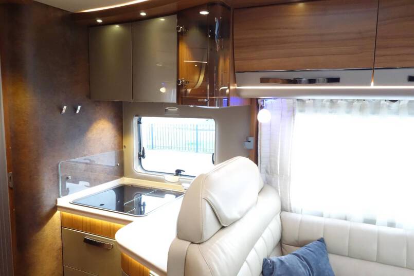 Hymer B 594 PL AUTOMAAT, 180 pk PremiumLine, bovenkastjes cabine 29
