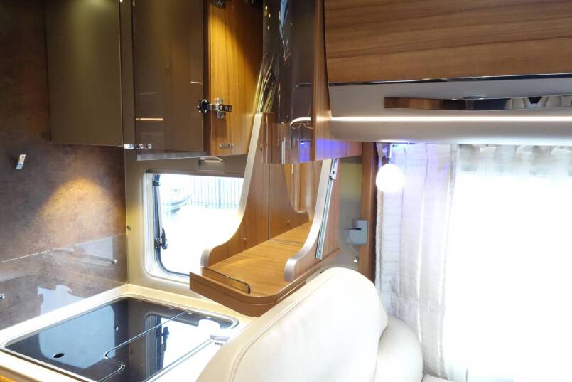Hymer B 594 PL AUTOMAAT, 180 pk PremiumLine, bovenkastjes cabine 30