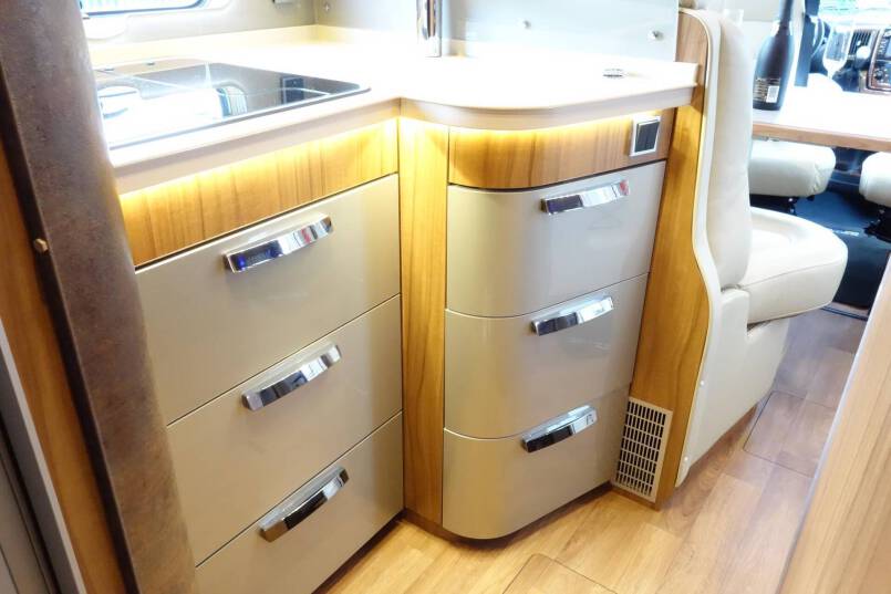Hymer B 594 PL AUTOMAAT, 180 pk PremiumLine, bovenkastjes cabine 31