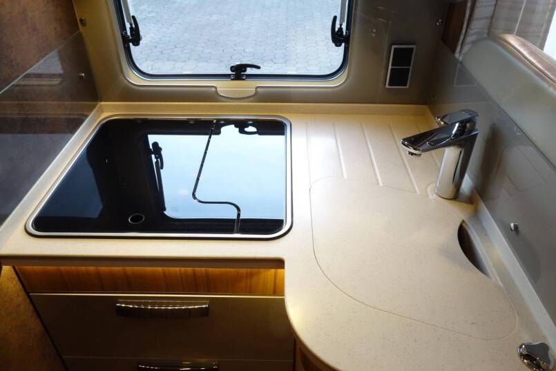 Hymer B 594 PL AUTOMAAT, 180 pk PremiumLine, bovenkastjes cabine 32