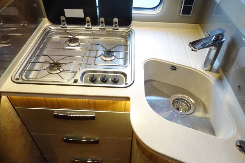 Hymer B 594 PL AUTOMAAT, 180 pk PremiumLine, bovenkastjes cabine 33