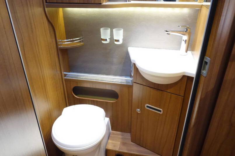 Hymer B 594 PL AUTOMAAT, 180 pk PremiumLine, bovenkastjes cabine 38
