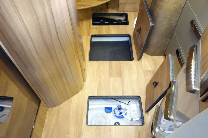 Hymer B 594 PL AUTOMAAT, 180 pk PremiumLine, bovenkastjes cabine 41