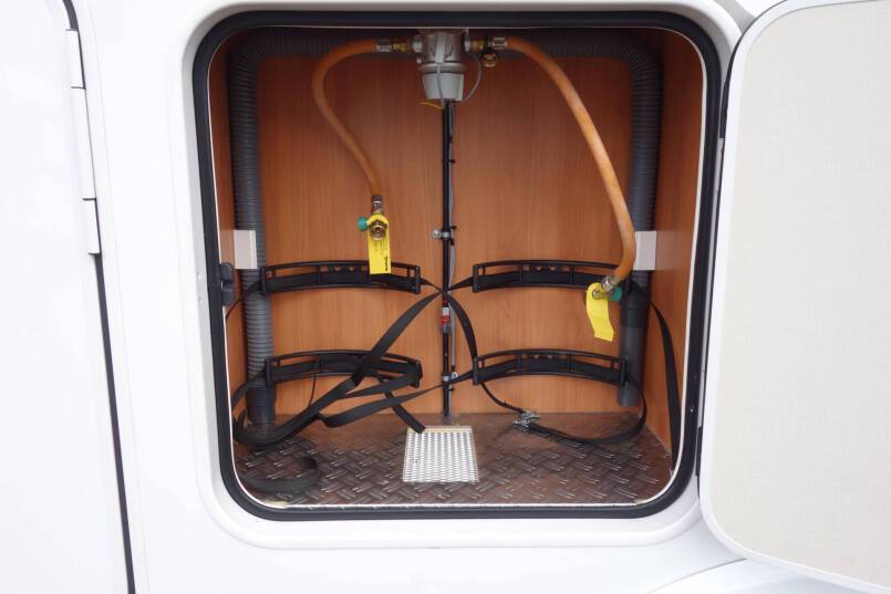 Hymer T 588 SL 150 pk, enkele bedden, hoekkeuken, garage 9