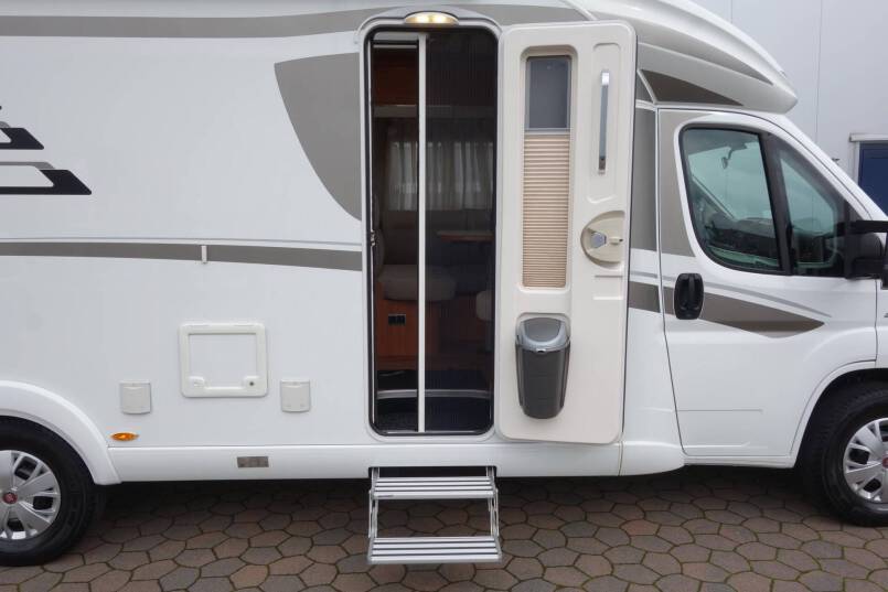 Hymer T 588 SL 150 pk, enkele bedden, hoekkeuken, garage 11