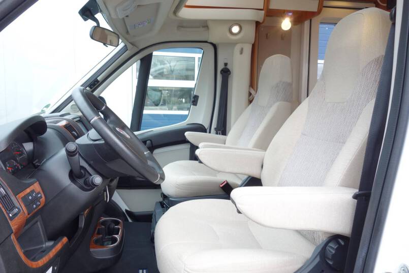 Hymer T 588 SL 150 pk, enkele bedden, hoekkeuken, garage 13