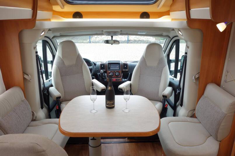 Hymer T 588 SL 150 pk, enkele bedden, hoekkeuken, garage 15