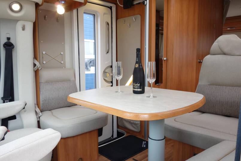 Hymer T 588 SL 150 pk, enkele bedden, hoekkeuken, garage 18