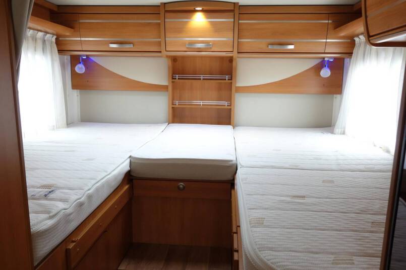 Hymer T 588 SL 150 pk, enkele bedden, hoekkeuken, garage 24