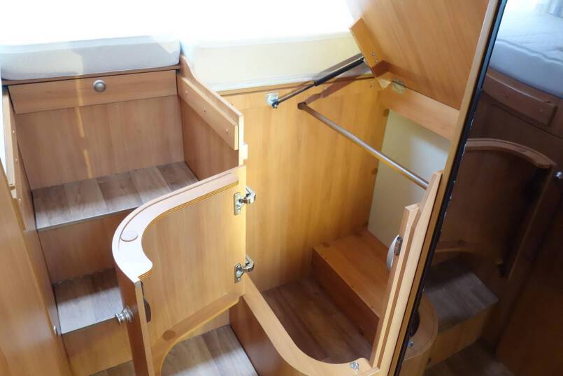 Hymer T 588 SL 150 pk, enkele bedden, hoekkeuken, garage 26