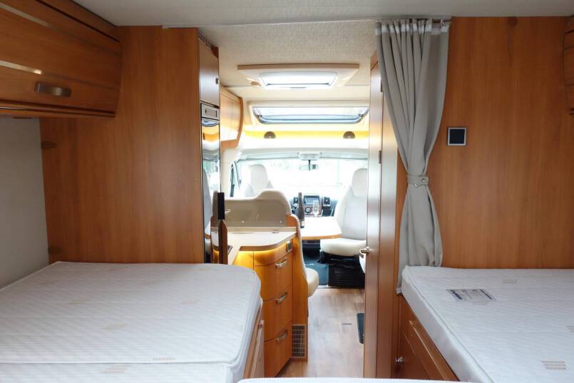 Hymer T 588 SL 150 pk, enkele bedden, hoekkeuken, garage 27