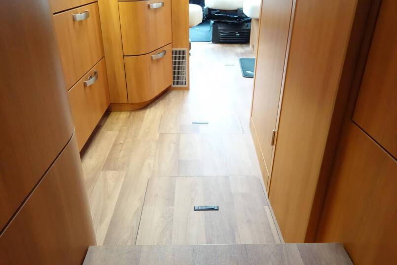 Hymer T 588 SL 150 pk, enkele bedden, hoekkeuken, garage 28