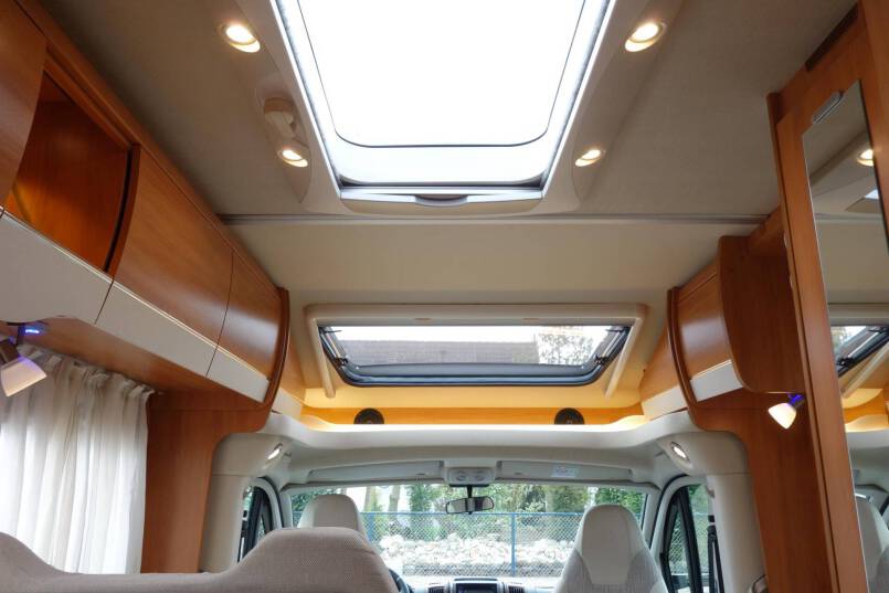 Hymer T 588 SL 150 pk, enkele bedden, hoekkeuken, garage 33