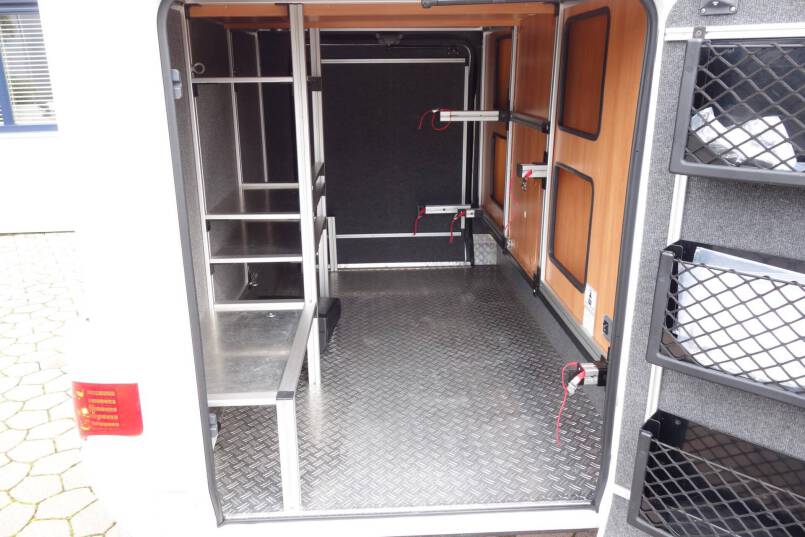 Hymer T 588 SL 150 pk, enkele bedden, hoekkeuken, garage 8