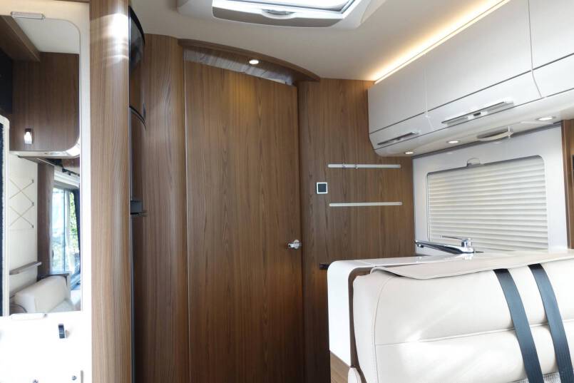 Hymer B 704 SL SupremeLine AUTOMAAT, 180 pk, 2 aparte bedden 28