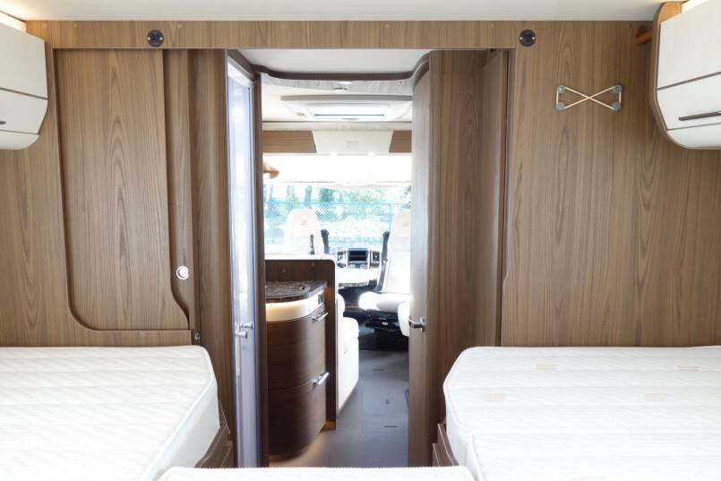 Hymer B 704 SL SupremeLine AUTOMAAT, 180 pk, 2 aparte bedden 38
