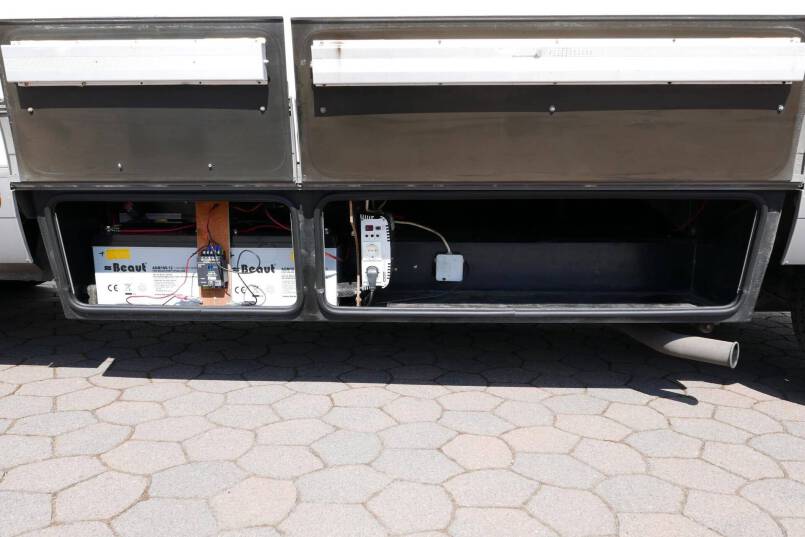 Hymer B 674 G L-zit, enkele bedden, bovenkastjes cabine, grote garage 9