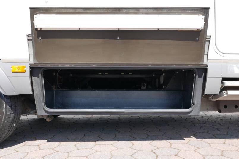 Hymer B 674 G L-zit, enkele bedden, bovenkastjes cabine, grote garage 10