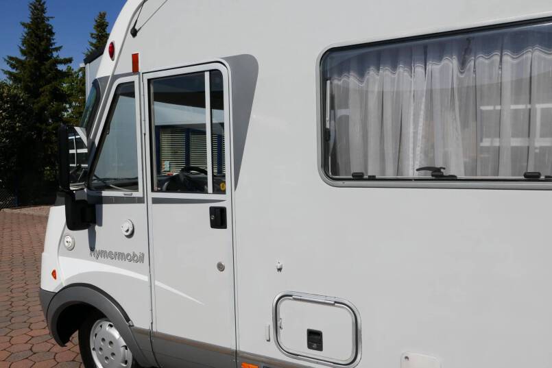 Hymer B 674 G L-zit, enkele bedden, bovenkastjes cabine, grote garage 11