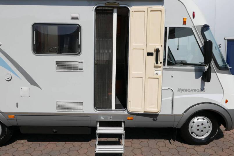 Hymer B 674 G L-zit, enkele bedden, bovenkastjes cabine, grote garage 12