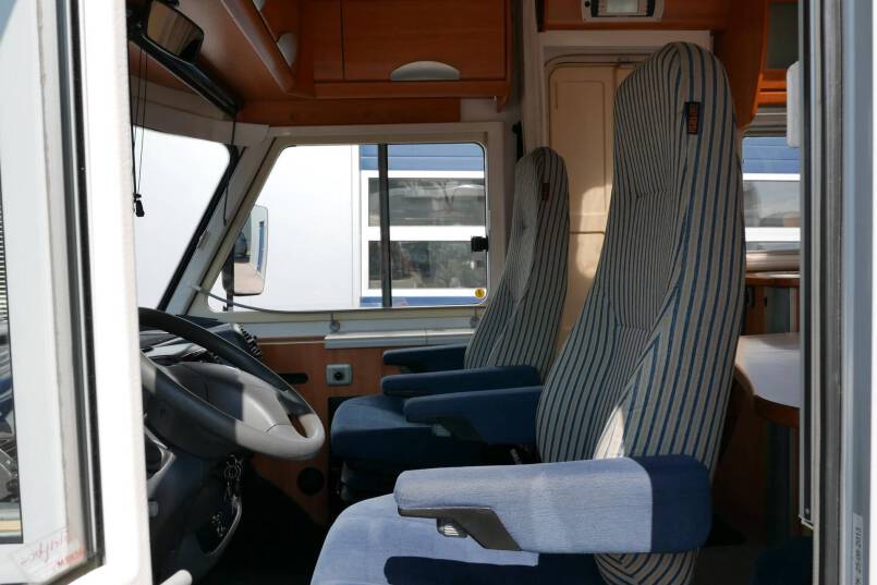 Hymer B 674 G L-zit, enkele bedden, bovenkastjes cabine, grote garage 13