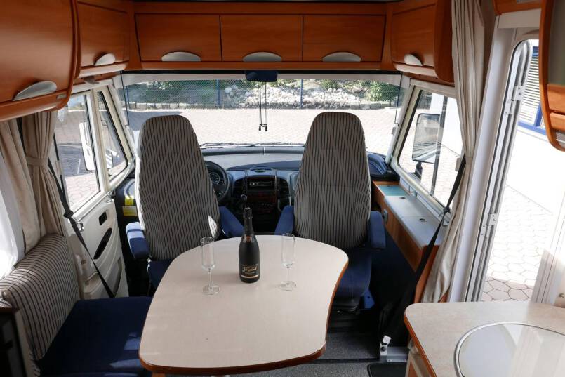 Hymer B 674 G L-zit, enkele bedden, bovenkastjes cabine, grote garage 15