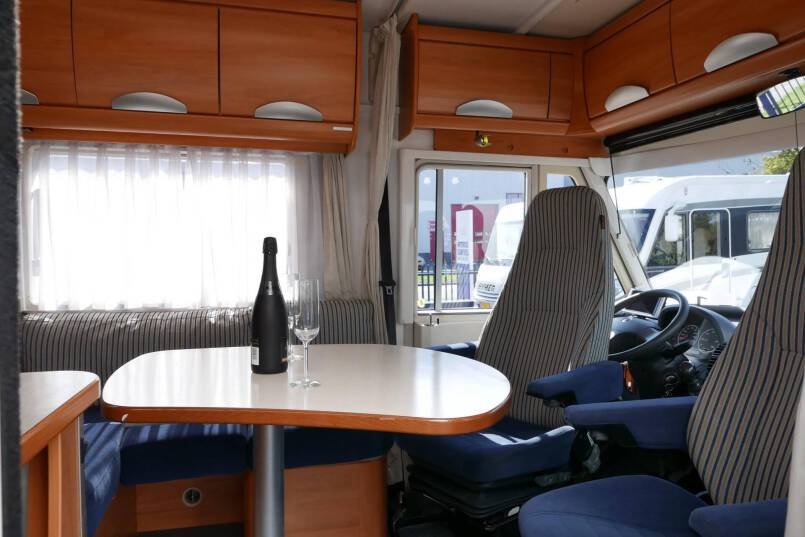 Hymer B 674 G L-zit, enkele bedden, bovenkastjes cabine, grote garage 16