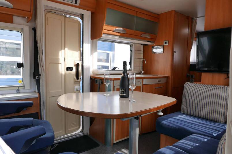 Hymer B 674 G L-zit, enkele bedden, bovenkastjes cabine, grote garage 18