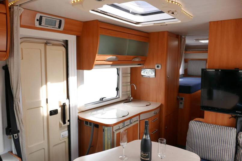 Hymer B 674 G L-zit, enkele bedden, bovenkastjes cabine, grote garage 21