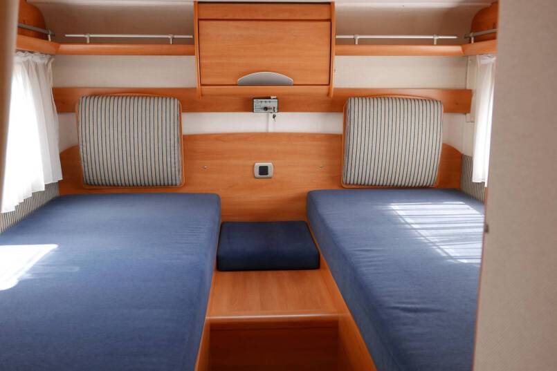 Hymer B 674 G L-zit, enkele bedden, bovenkastjes cabine, grote garage 24