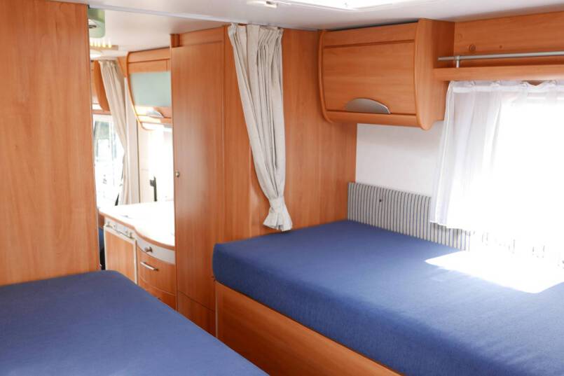 Hymer B 674 G L-zit, enkele bedden, bovenkastjes cabine, grote garage 25