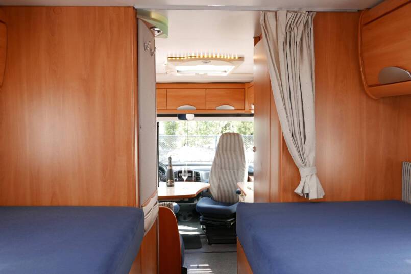 Hymer B 674 G L-zit, enkele bedden, bovenkastjes cabine, grote garage 26
