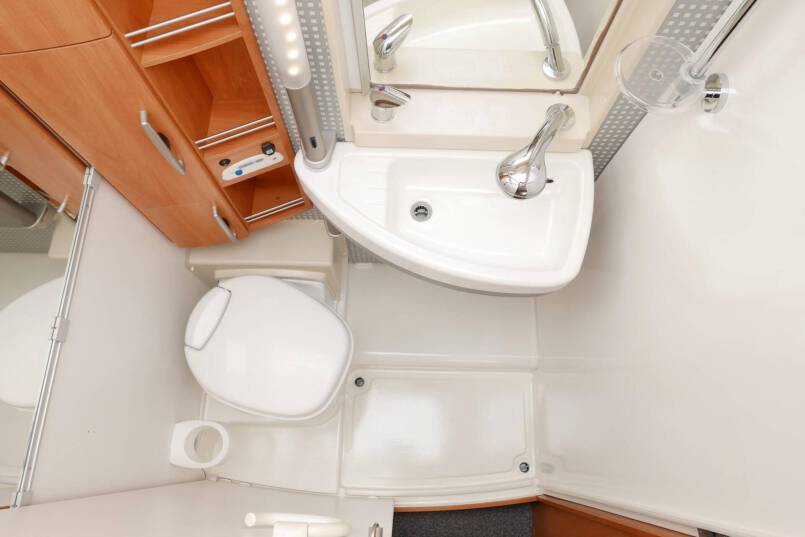 Hymer B 674 G L-zit, enkele bedden, bovenkastjes cabine, grote garage 27