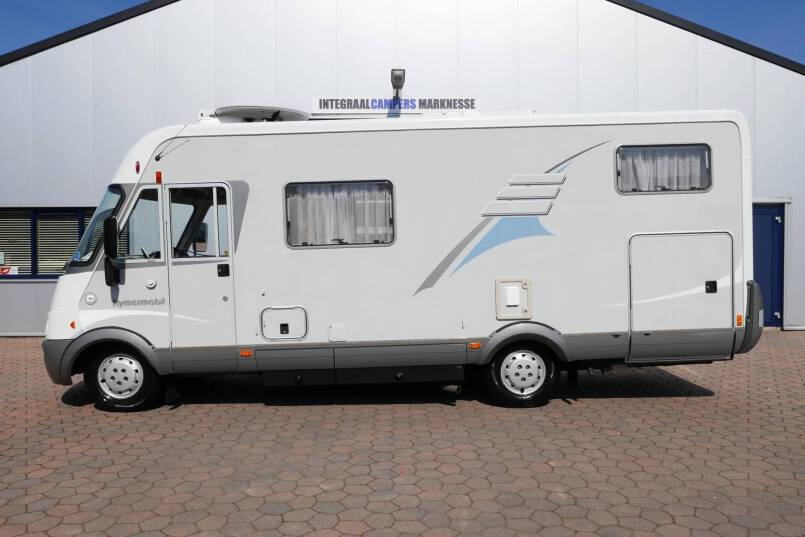 Hymer B 674 G L-zit, enkele bedden, bovenkastjes cabine, grote garage 2