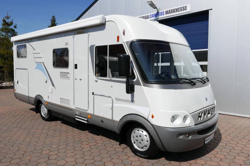 Hymer B 674 G L-zit, enkele bedden, bovenkastjes cabine, grote garage 4