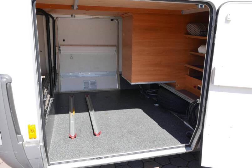 Hymer B 674 G L-zit, enkele bedden, bovenkastjes cabine, grote garage 8