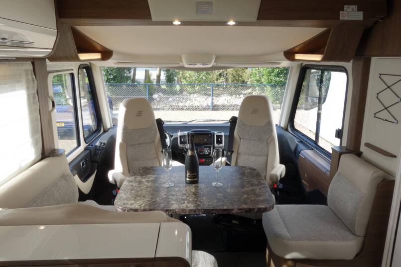 Hymer B 674 SL SupremeLine AUTOMAAT, 180 pk, 2 aparte bedden 25
