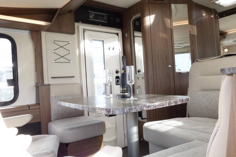 Hymer B 674 SL SupremeLine AUTOMAAT, 180 pk, 2 aparte bedden 28